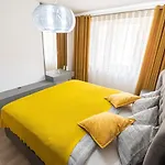 Pentha Apt - Stylish And Spacious 2-Bedroom Apartment Near Coresi Mall