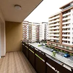 Pentha Apt - Stylish And Spacious 2-Bedroom Apartment Near Coresi Mall