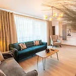 Pentha Apt - Stylish And Spacious 2-Bedroom Apartment Near Coresi Mall