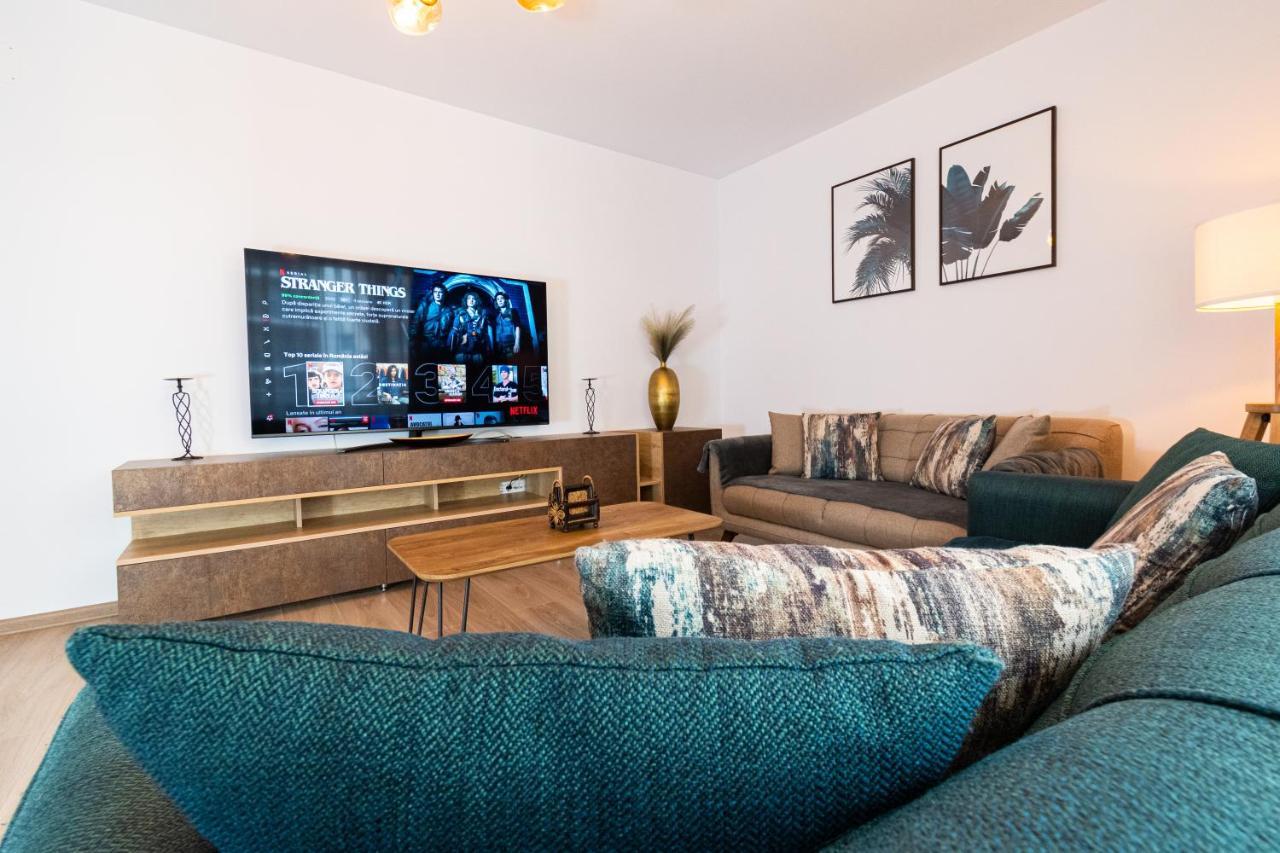 Pentha - Stylish And Spacious 2-bedroom Near Coresi Mall Apartment