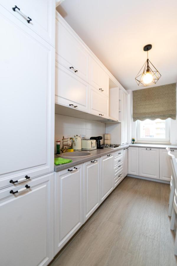 Apartment Pentha - Stylish And Spacious 2-bedroom Near Coresi Mall