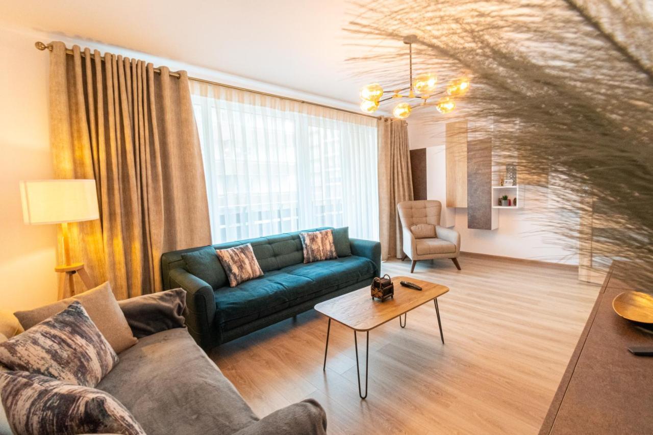 Pentha - Stylish And Spacious 2-bedroom Near Coresi Mall Apartment *