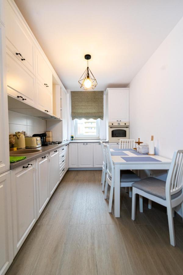 Pentha - Stylish And Spacious 2-bedroom Near Coresi Mall Apartment *