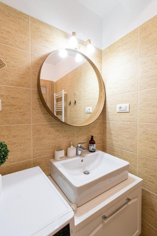 Apartment Pentha - Stylish And Spacious 2-bedroom Near Coresi Mall Brașov