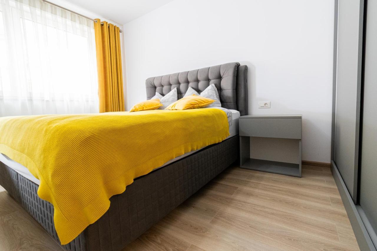 Apartment Pentha - Stylish And Spacious 2-bedroom Near Coresi Mall *