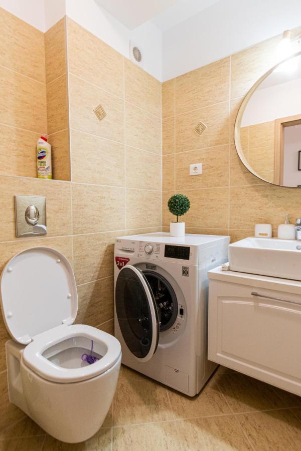 Apartment Pentha - Stylish And Spacious 2-bedroom Near Coresi Mall